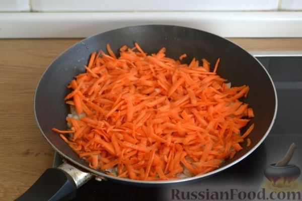 Куриный суп с консервированным горошком и яйцом