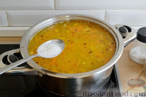 Куриный суп с консервированным горошком и яйцом