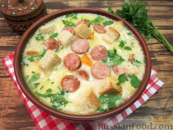 Сырный суп с копчёными колбасками, картофелем и рисом