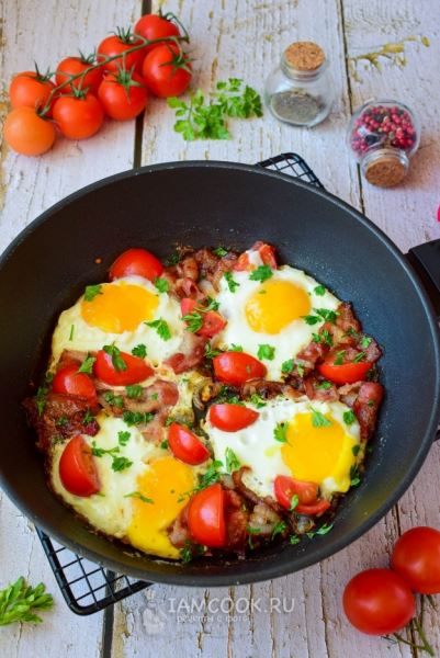 Яичница с беконом, помидорами и луком