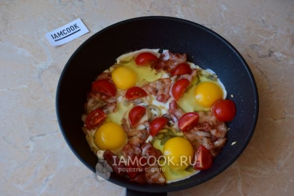 Яичница с беконом, помидорами и луком