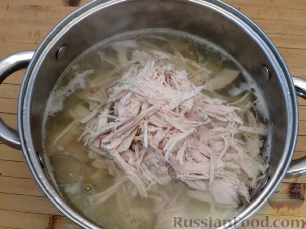 Картофельный суп с индейкой, оливками и зелёным луком