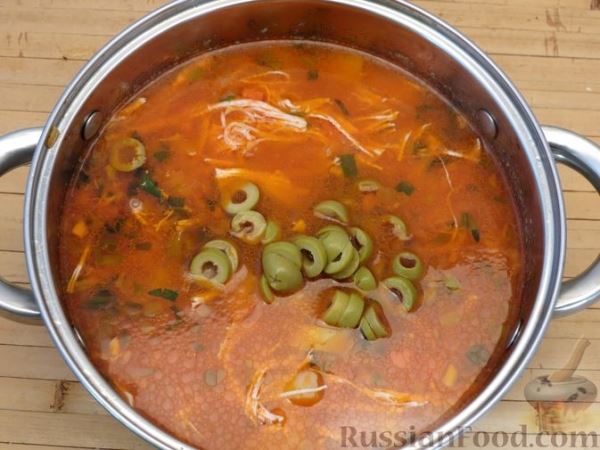 Картофельный суп с индейкой, оливками и зелёным луком