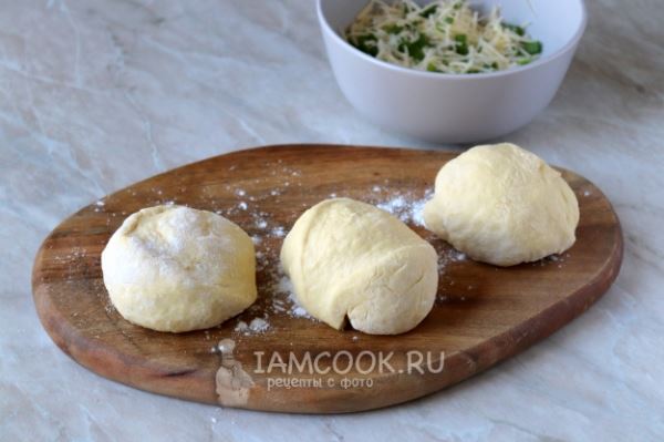 Лепешки с сыром и зеленым луком на сковороде