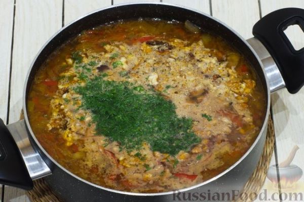 Суп с фасолью, овощами и орехами