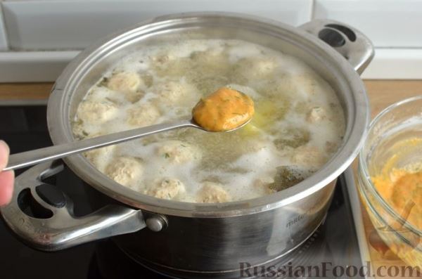 Суп с клёцками и куриными фрикадельками