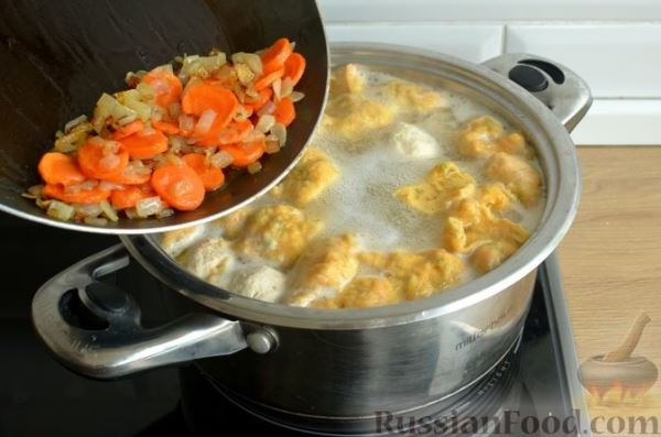 Суп с клёцками и куриными фрикадельками