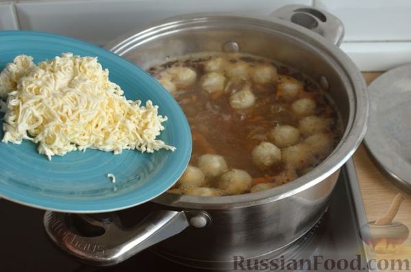 Сырный суп с фрикадельками и овощами