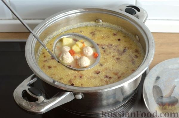 Сырный суп с фрикадельками и овощами