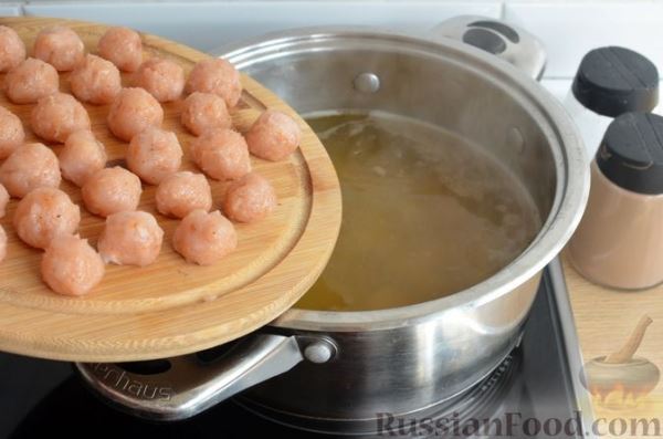 Сырный суп с фрикадельками и овощами