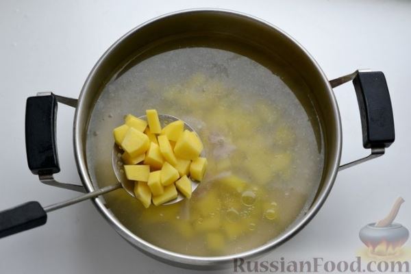 Сырный суп с курицей, солёными огурцами и рисом