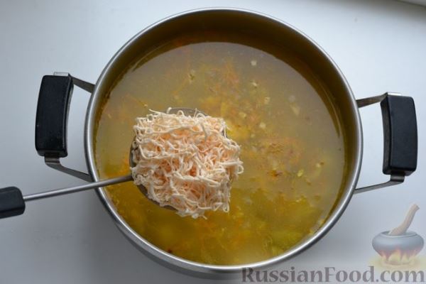 Сырный суп с курицей, солёными огурцами и рисом