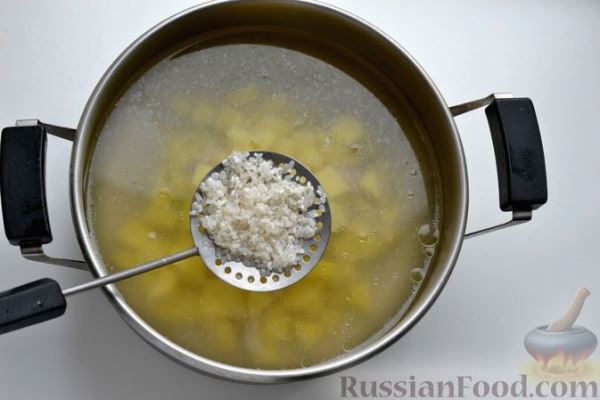 Сырный суп с курицей, солёными огурцами и рисом