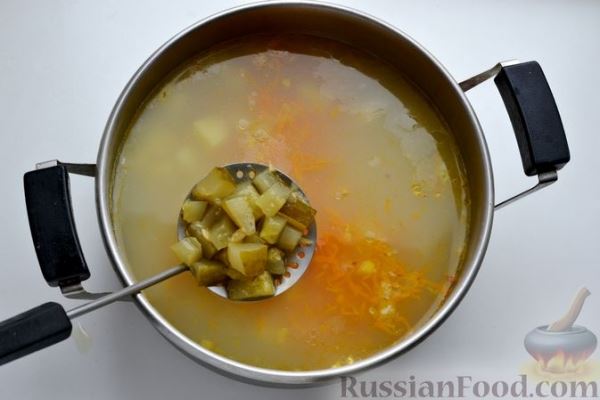 Сырный суп с курицей, солёными огурцами и рисом