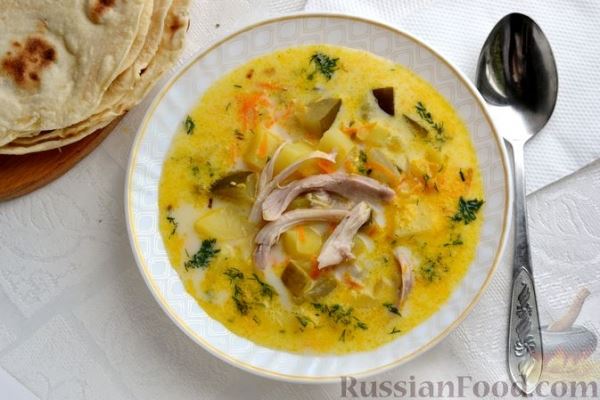 Сырный суп с курицей, солёными огурцами и рисом