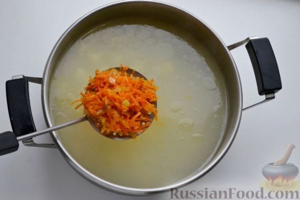 Сырный суп с курицей, солёными огурцами и рисом