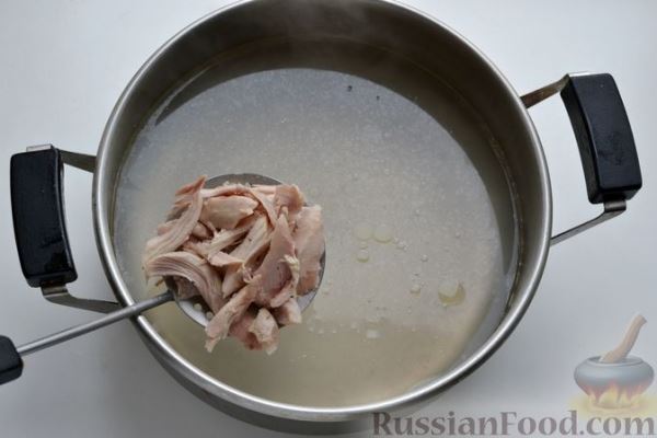 Сырный суп с курицей, солёными огурцами и рисом