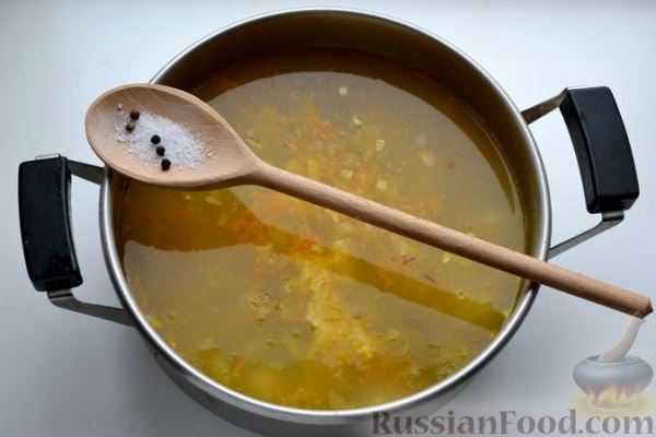 Сырный суп с курицей, солёными огурцами и рисом