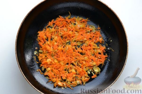 Сырный суп с курицей, солёными огурцами и рисом