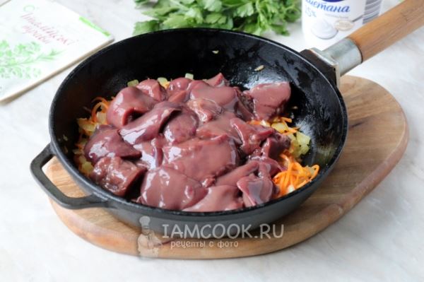 Вкусная подлива из куриной печени со сметаной на сковороде