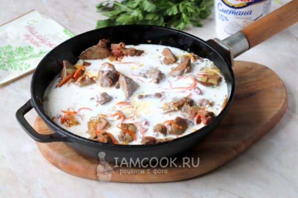 Вкусная подлива из куриной печени со сметаной на сковороде