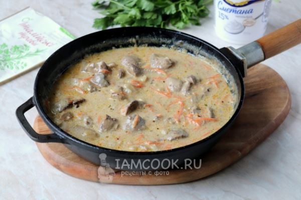 Вкусная подлива из куриной печени со сметаной на сковороде