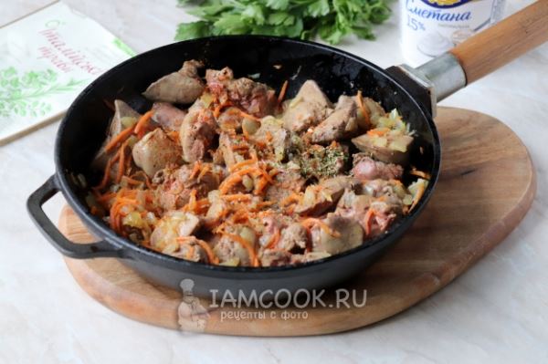 Вкусная подлива из куриной печени со сметаной на сковороде