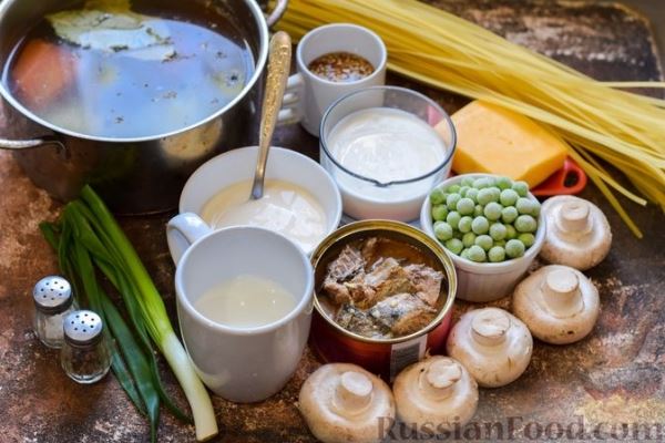 Запеканка из лапши, тунца, грибов и зелёного горошка в сливочно-сырном соусе